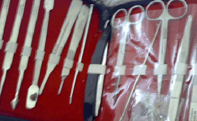 طالب طب يحاول الانتحار عن طريق تشريح نفسه 