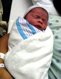 زوج يولّد زوجته بسبب تأخر القابلة صورة رقم 1 زوج يولّد زوجته بسبب تأخر القابلة صورة رقم 1