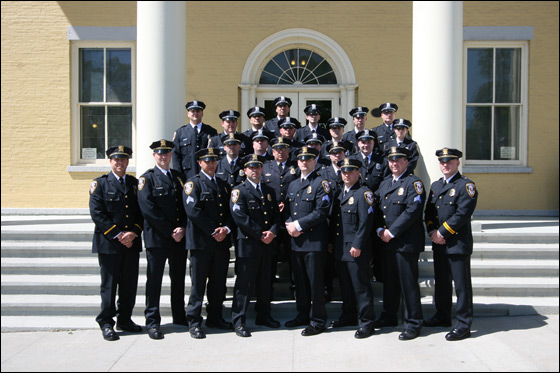 يستغيث بالشرطة لارتكاب جريمته صورة رقم 1