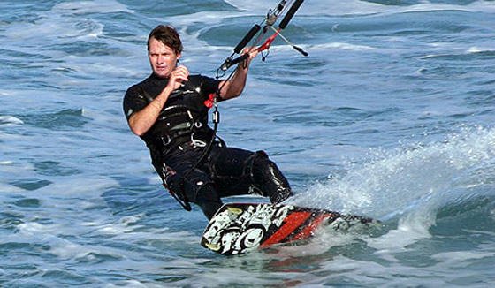 اسماك القرش تقضي على الرياضي هوارد صورة رقم 2 اسماك القرش تقضي على الرياضي هوارد صورة رقم 2