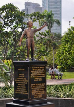 تمثال أوباما ينقل الى مدرسته الإبتدائية  صورة رقم 1