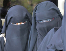 فرنسا: رجلان بالنقاب يقومان بعملية سطو مسلح على بنك صورة رقم 1 فرنسا: رجلان بالنقاب يقومان بعملية سطو مسلح على بنك صورة رقم 1