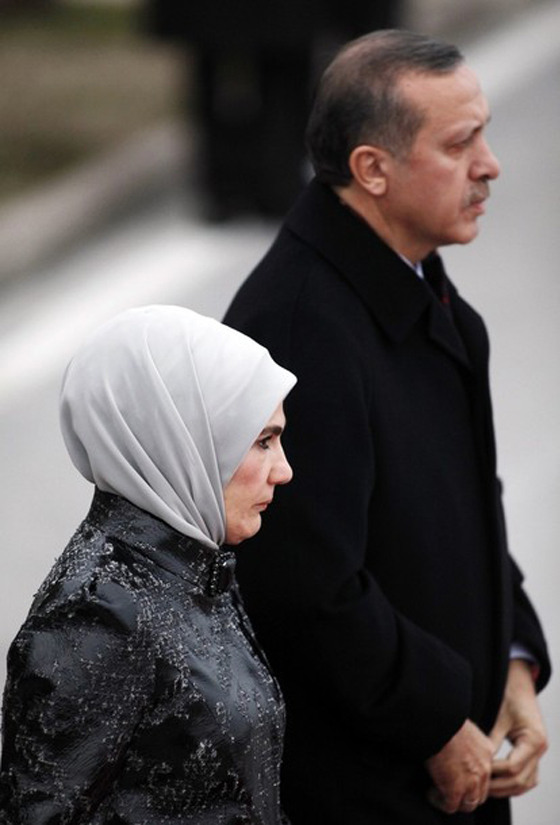 شتائم ومعركة ايادي في البرلمان بسبب حجاب زوجة اردوغان  صورة رقم 2