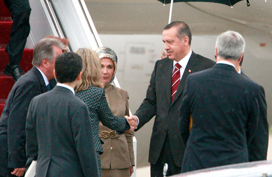 شتائم ومعركة ايادي في البرلمان بسبب حجاب زوجة اردوغان  صورة رقم 7