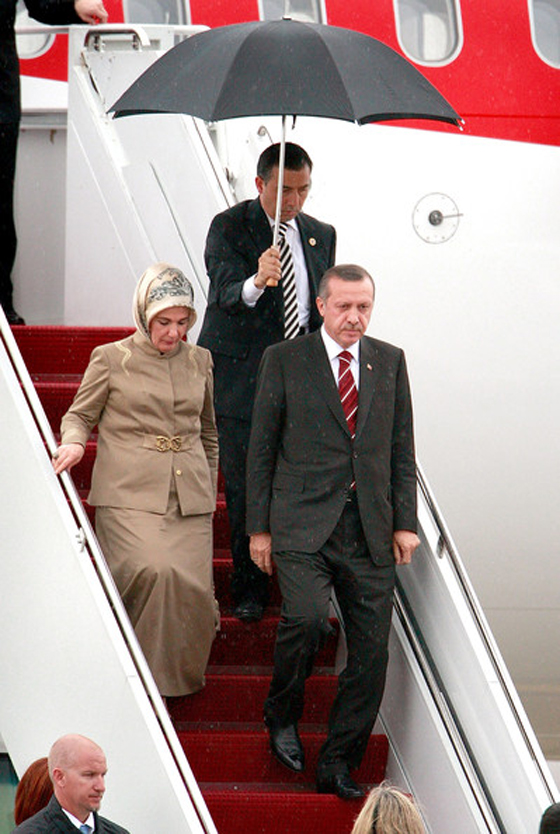 شتائم ومعركة ايادي في البرلمان بسبب حجاب زوجة اردوغان  صورة رقم 5