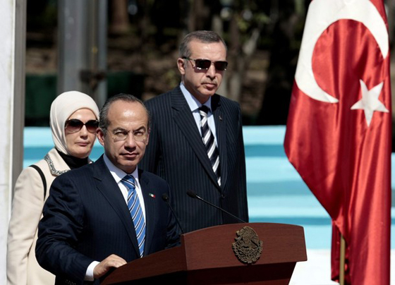 شتائم ومعركة ايادي في البرلمان بسبب حجاب زوجة اردوغان  صورة رقم 8