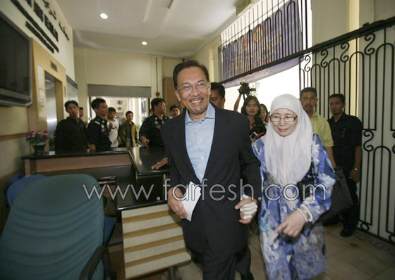   محاكمة زعيم المعارضة الماليزية المتهم بالميول الشاذة        صورة رقم 3