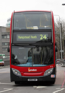 سائق مسلم يوقف حافلته ويصلّي وسط دهشة الركاب! صورة رقم 1