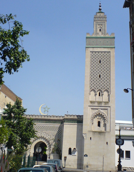 عبارات عنصرية ومعادية للمسلمين مدونة على جدران مسجد فرنسي صورة رقم 1