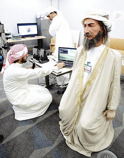 رجل آلي عربي يصول ويجول بين ركاب طائرة إماراتية  صورة رقم 3