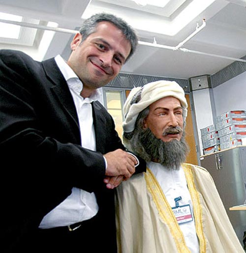 رجل آلي عربي يصول ويجول بين ركاب طائرة إماراتية  صورة رقم 4