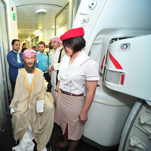 رجل آلي عربي يصول ويجول بين ركاب طائرة إماراتية  صورة رقم 5