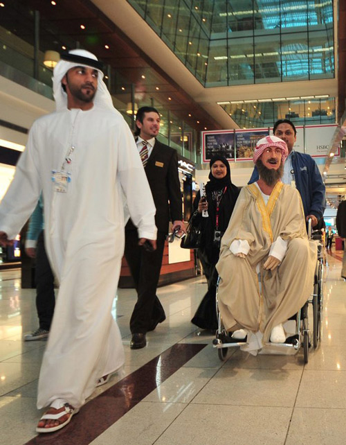 رجل آلي عربي يصول ويجول بين ركاب طائرة إماراتية  صورة رقم 6