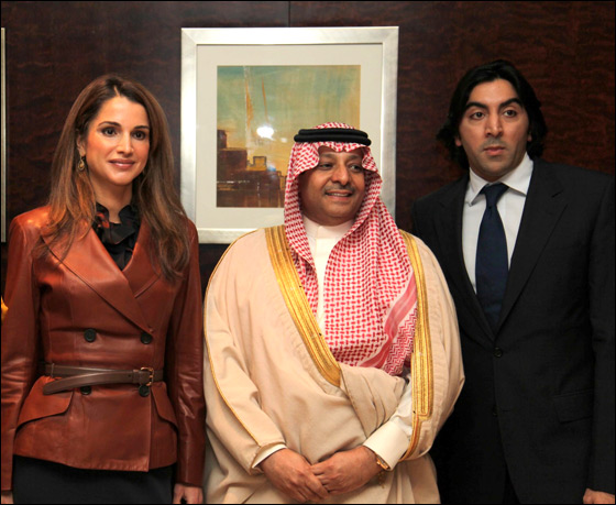 الملكة رانيا تُطلع الأميرة حصة على خدمات مركز الملكة رانيا للأسرة والطفل صورة رقم 3