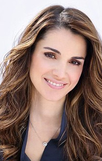 الملكة رانيا تُطلع الأميرة حصة على خدمات مركز الملكة رانيا للأسرة والطفل صورة رقم 2