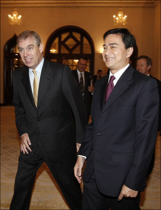 الأمير أندرو يستخدم سيّارته 