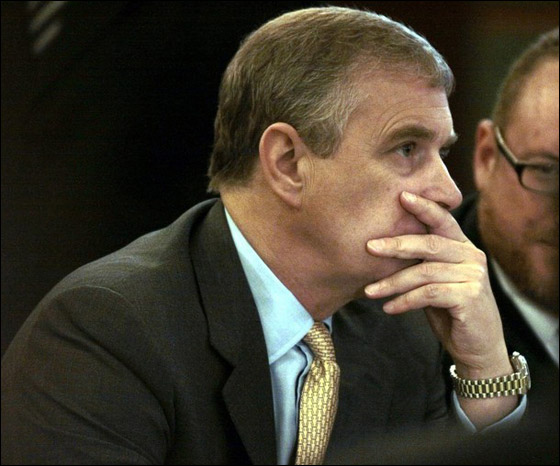 الأمير أندرو يستخدم سيّارته 