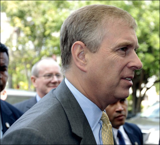 الأمير أندرو يستخدم سيّارته 