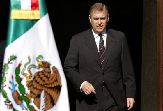 الأمير أندرو يستخدم سيّارته 