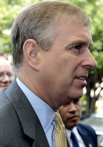 الأمير أندرو يستخدم سيّارته 