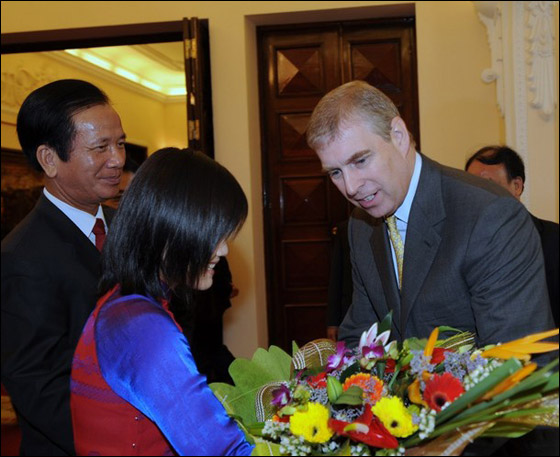 الأمير أندرو يستخدم سيّارته 