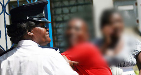 الشرطة الكينية توقف عرس للمثليين وتعتقل 5! صورة رقم 2 الشرطة الكينية توقف عرس للمثليين وتعتقل 5! صورة رقم 2