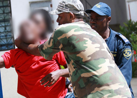 الشرطة الكينية توقف عرس للمثليين وتعتقل 5! صورة رقم 3 الشرطة الكينية توقف عرس للمثليين وتعتقل 5! صورة رقم 3