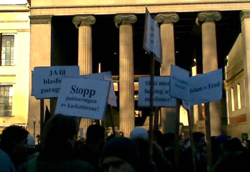 أوسلو: إحتجاج 3000 مسلم على الرسوم المسيئة للرسول        صورة رقم 2