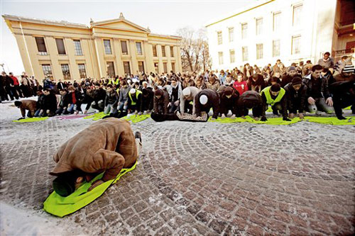 أوسلو: إحتجاج 3000 مسلم على الرسوم المسيئة للرسول        صورة رقم 3