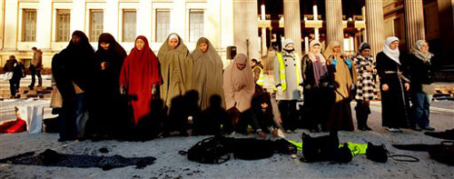 أوسلو: إحتجاج 3000 مسلم على الرسوم المسيئة للرسول        صورة رقم 4