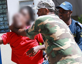 الشرطة الكينية توقف عرس للمثليين وتعتقل 5! صورة رقم 1 الشرطة الكينية توقف عرس للمثليين وتعتقل 5! صورة رقم 1