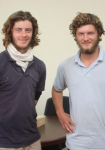 شقيقان فرنسيان يحجّان مشياً على الأقدام من باريس إلى القدس  صورة رقم 1