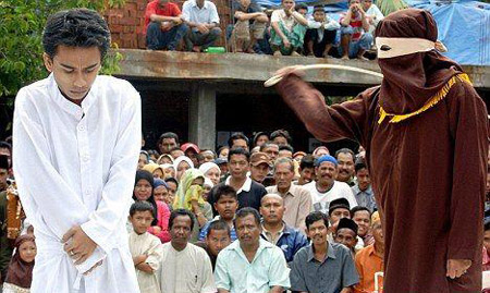 جلد شابين وامرأة شاهدوا أفلاما إباحية في الصومال  صورة رقم 1