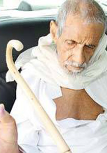 معمر 120 عاما أخذوه محمولا لكي يحاكم بتهمة التهجم والاعتداء! صورة رقم 1 معمر 120 عاما أخذوه محمولا لكي يحاكم بتهمة التهجم والاعتداء! صورة رقم 1