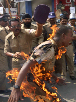 حرق نفسه تعبيرا عن دعمه لاقامة ولاية جديدة في جنوب الهند! صورة رقم 1