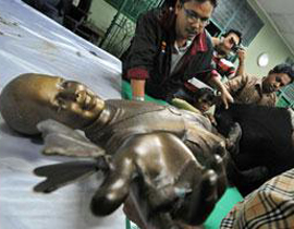 احتجاج الاندونيسيين على تمثال أوباما والاطاحة به! صورة رقم 1 احتجاج الاندونيسيين على تمثال أوباما والاطاحة به! صورة رقم 1