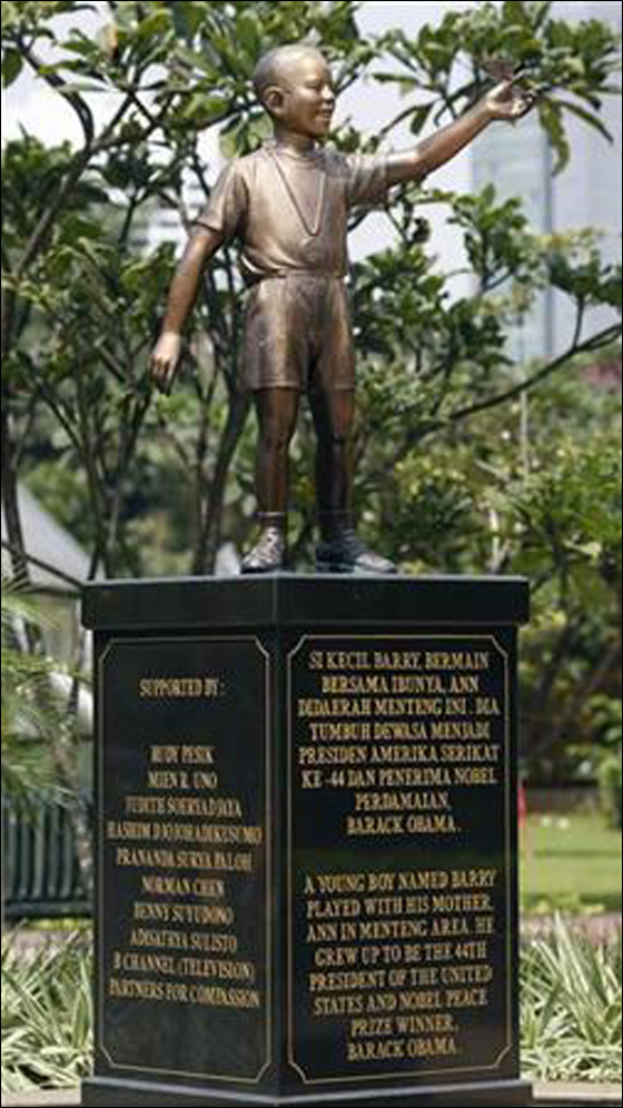 احتجاج الاندونيسيين على تمثال أوباما والاطاحة به! صورة رقم 2 احتجاج الاندونيسيين على تمثال أوباما والاطاحة به! صورة رقم 2