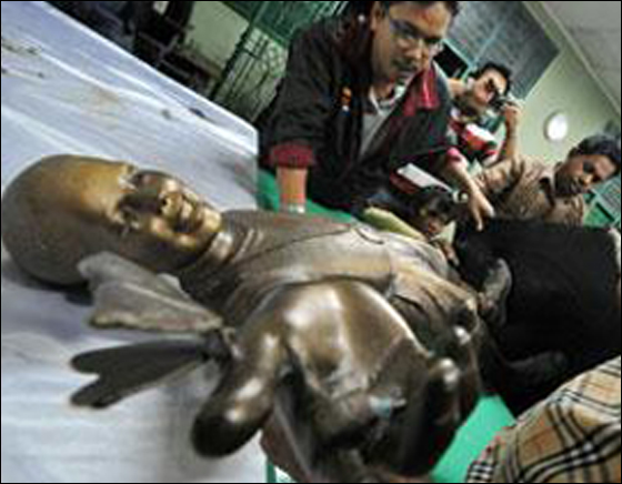 احتجاج الاندونيسيين على تمثال أوباما والاطاحة به! صورة رقم 3 احتجاج الاندونيسيين على تمثال أوباما والاطاحة به! صورة رقم 3