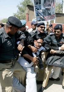 اعتقال 1160 باكستانيا لاحتفالهم بلعبة اعتقال 1160 باكستانيا لاحتفالهم بلعبة