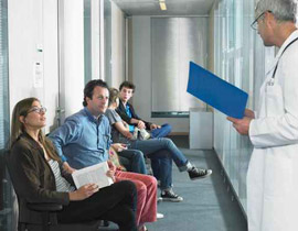 برلماني مصري يقتحم حجرة طبيب ويعتدي عليه!!   صورة رقم 1