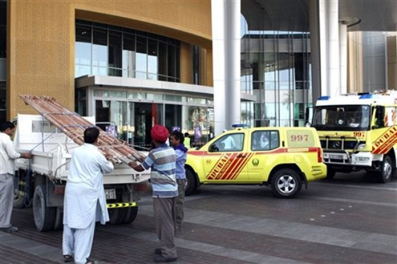  شرخ في حوض الأسماك في دبي وتسرب المياه إلى دبي مول!!        صورة رقم 2