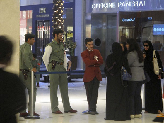  شرخ في حوض الأسماك في دبي وتسرب المياه إلى دبي مول!!        صورة رقم 4