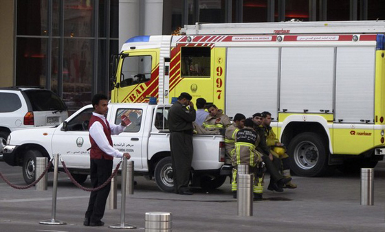  شرخ في حوض الأسماك في دبي وتسرب المياه إلى دبي مول!!        صورة رقم 3