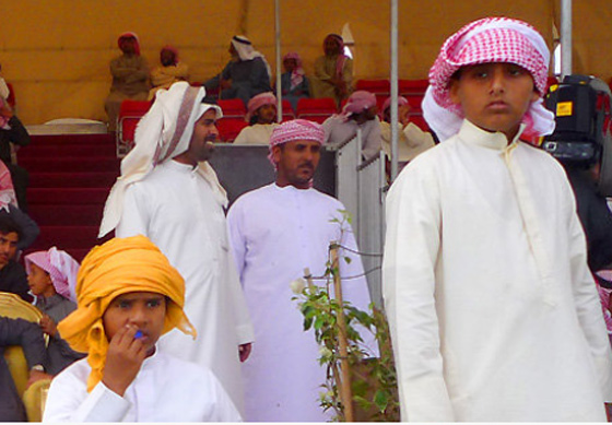 الإمارات تجمع قبائلها بمسابقة جمال الإبل !!  صورة رقم 17