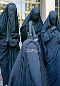 شركة ملابس أمريكية لا يعجبها الحجاب وتفصل عاملة لأنها ترتديه! صورة رقم 1