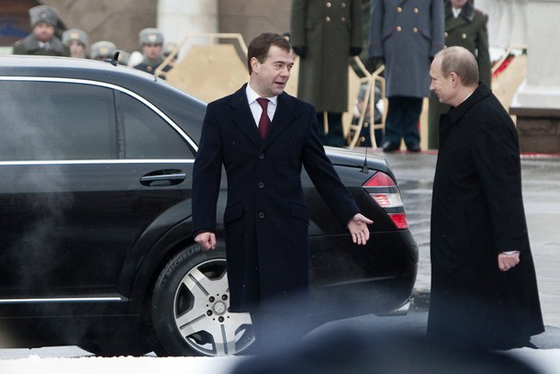 ميدفيديف وبوتين يتقاسمان السلطة ولديهما نفس فصيلة الدم!!        صورة رقم 3