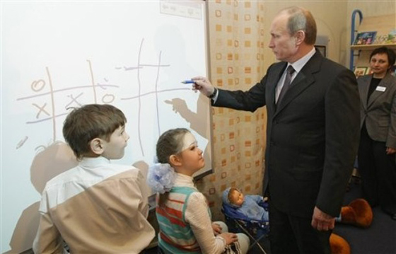 ميدفيديف وبوتين يتقاسمان السلطة ولديهما نفس فصيلة الدم!!        صورة رقم 9