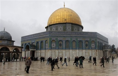 مواجهات بين الشرطة والمصلين بعد إقتحام ساحة المسجد الأقصى صورة رقم 2