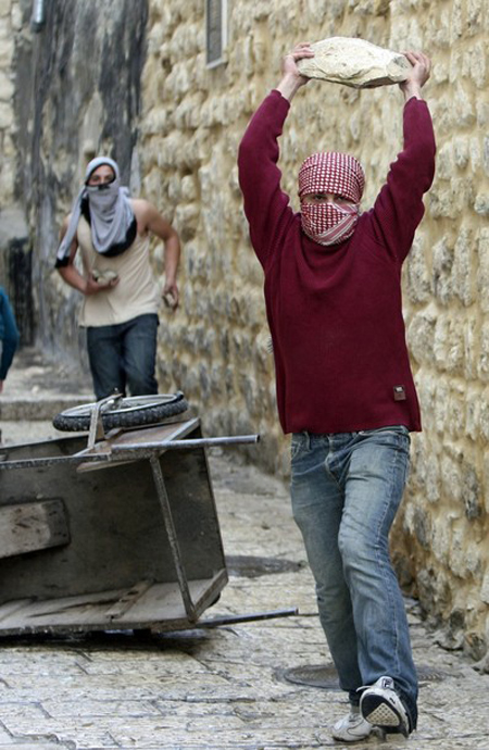 مواجهات بين الشرطة والمصلين بعد إقتحام ساحة المسجد الأقصى صورة رقم 4