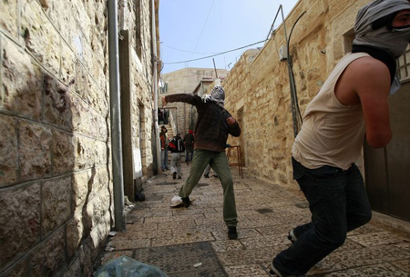 مواجهات بين الشرطة والمصلين بعد إقتحام ساحة المسجد الأقصى صورة رقم 3